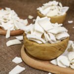 قطع جوز هند الطبيعي المقرمشة بدون سكر